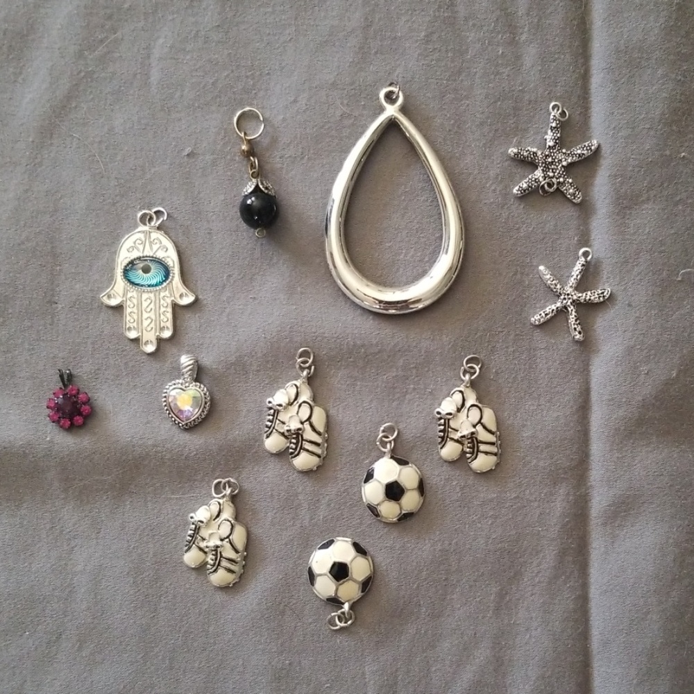 Necklace or bracelet pendants